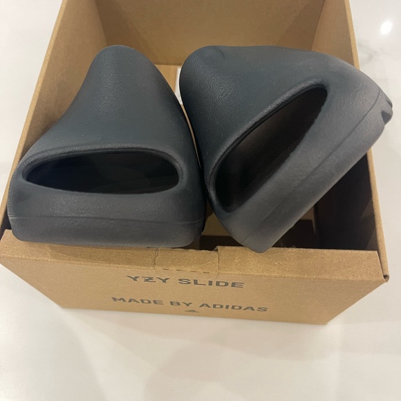 Brand new in box Yeezy slides- onyx size 3 kids - Picture 7 of 8